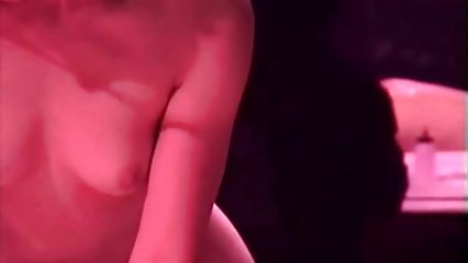 Тонкая брюнетка использует свои игрушки, чтобы порадовать ее сладкое coochie