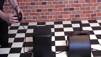 Подросток Латина Катя Родригес принимает диплом на ее скобках